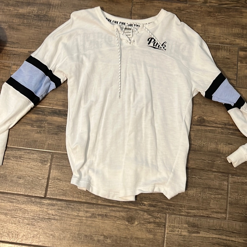 this PINK crewneck is almost brand new and has a great texture to it